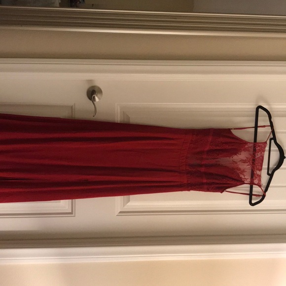 Beautiful backless red dress wit slit and lace top - Picture 1 of 5